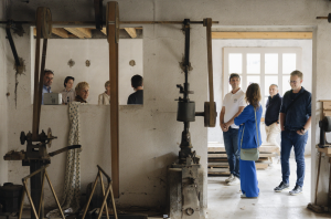 Visite de l'atelier de Joseph Morel en compagnie de concessionnaires du réseau Cuisines Morel