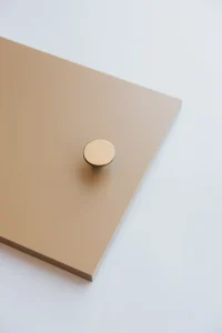 Façade de cuisine mocha avec poignée bouton en laiton