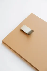 façade de cuisine orangée avec poignée bouton en laiton doré
