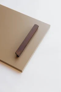 façade de cuisine couleur caramel avec poignée en bois foncé.