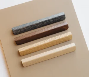 Nouvelle collection de cuisines sur-mesure : déclinaison de poignées bois sur une façade couleur café mocha