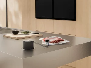 Appareil de mise sous vide BORA QVac intégré sur mesure dans un plan de travail d'une cuisine Morel