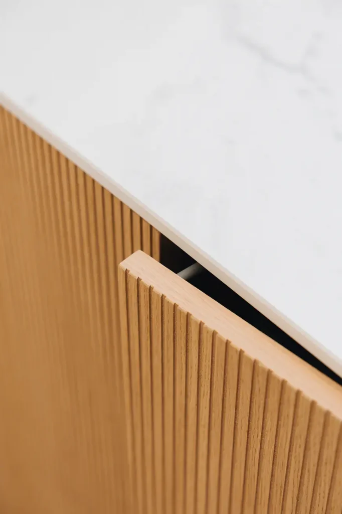 Cuisine Morel de style Scandinave en chêne rainuré conçue sur-mesure et fabriquée localement en circuit court.