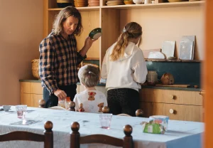 Marion Graux dresse une table dans sa cuisine Morel à l'occasion de la mini série "Juste mesure"