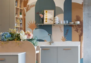 Cuisine sur-mesure Cuisines Morel illustrant un aménagement modulable et responsable pour un mode de vie zéro déchet, incluant le modèle Fleurs biosourcé.