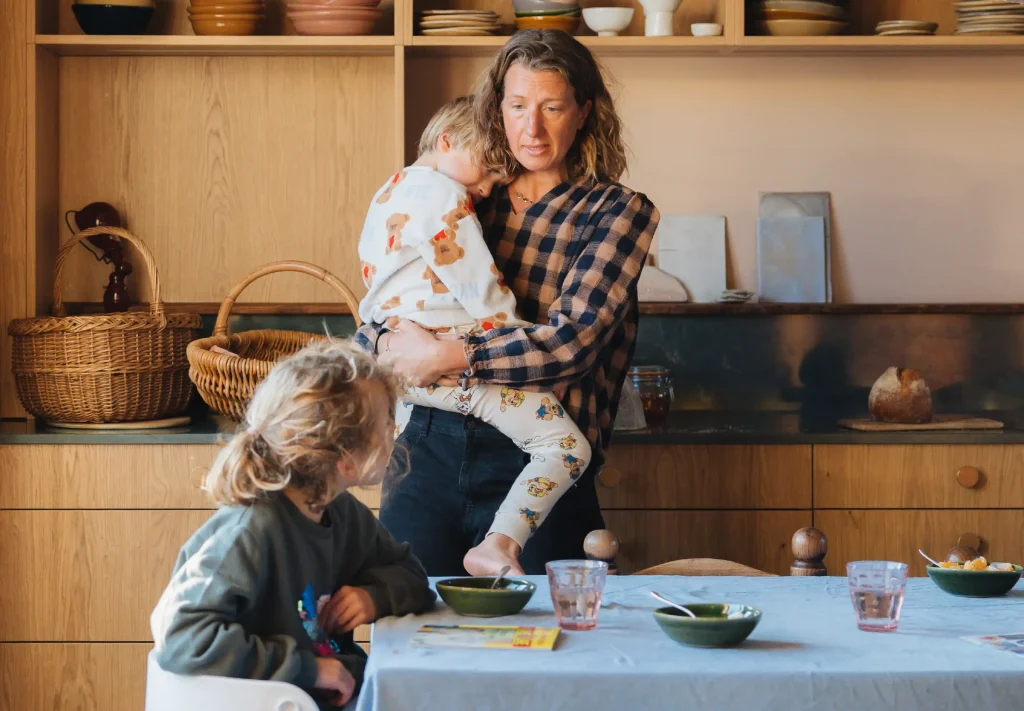 Le moment du petit déjeuner en famille dans la cuisine Morel de Marion Graux