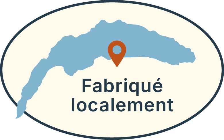 Logo Fabriqué localement Morel avec la forme du lac Léman, soulignant le savoir-faire artisanal et la proximité.
