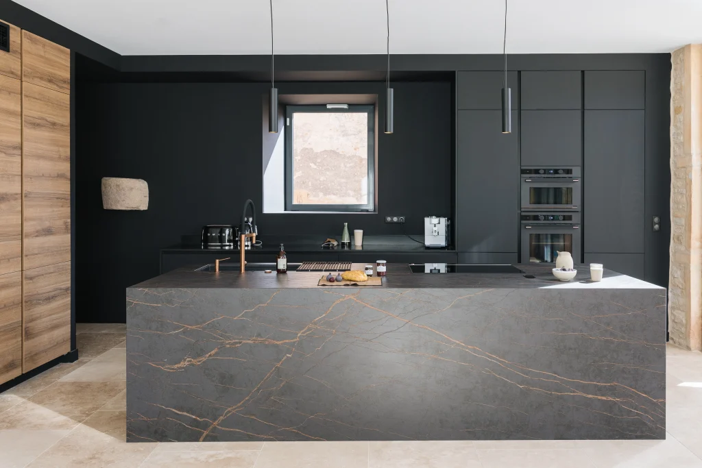 Cuisine Morel avec plan de travail dekton