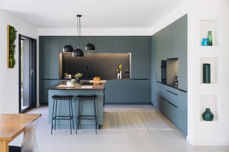 cuisine Morel modèle Nano Fenix vert avec îlot granit noir