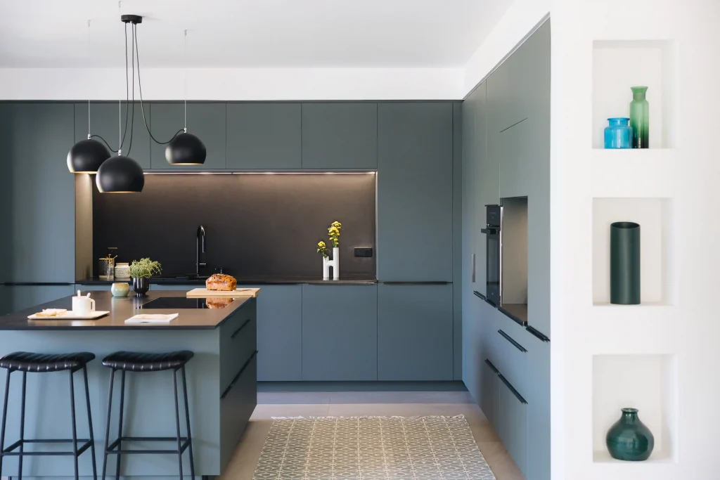cuisine contemporaine vert canard mat avec plan de travail sombre