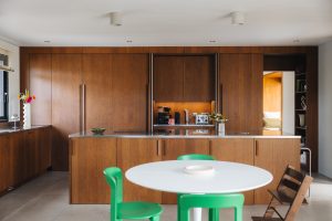 photo d'une cuisine ouverte lumineuse donnant sur un séjour,